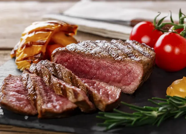 半价享用干邑龙虾浓汤。澳州M9和牛扒配牛肝