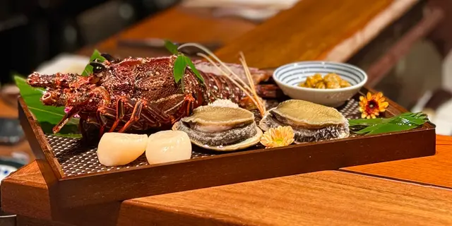  两人惠顾指定套餐88折优惠及免费赠送时令海胆一板和指定清酒任饮