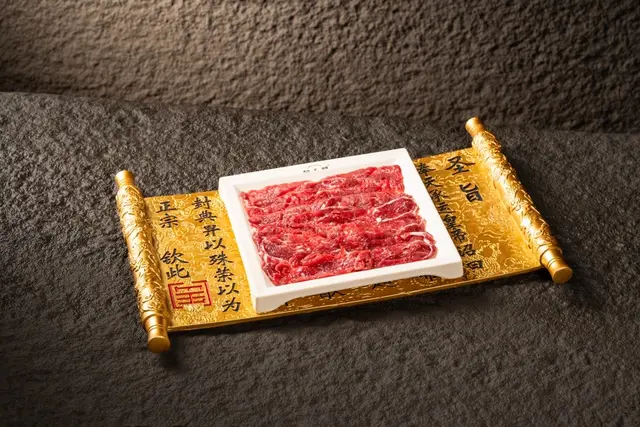 提前一天線上預約午餐享菜品85折 (酒水、锅底、海鲜不可享受)，每桌赠送价值78元的椒香酥肉一份